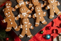 Χριστουγεννιάτικα μπισκότα με χαρούπι, βρώμη και μπαχαρικά