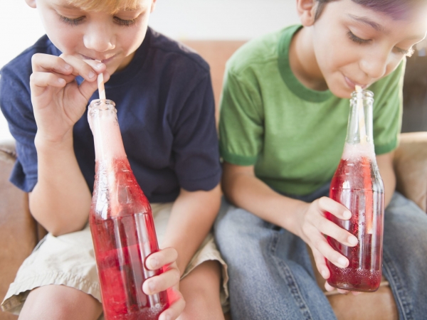 Αναψυκτικά και παιδιά: Πώς επηρεάζουν την υγεία τους