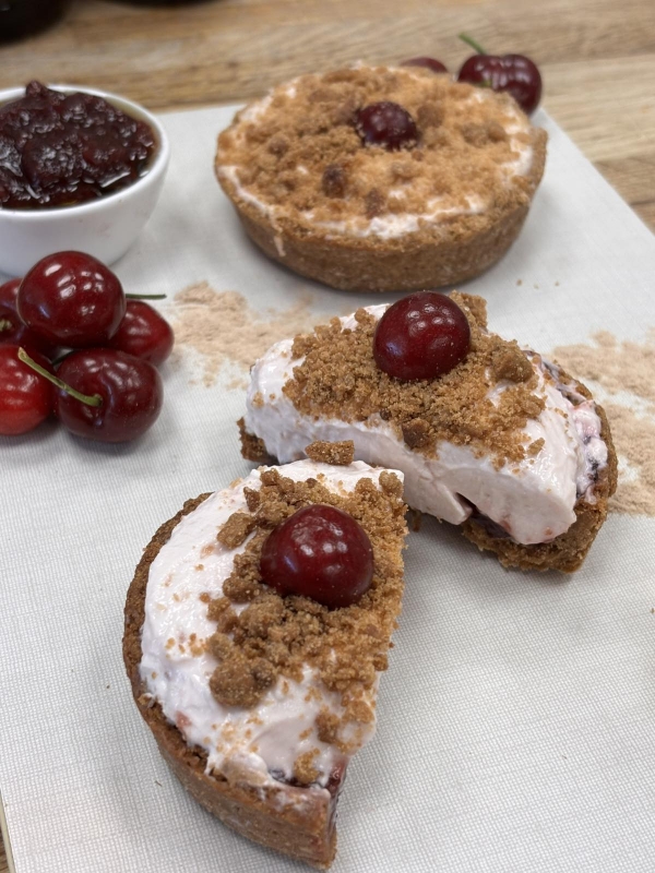 Τάρτα χαρουπιού με mousse κερασιού