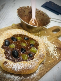 Sweet pizza με πραλίνα βρώμης, μέλι και σταφύλια