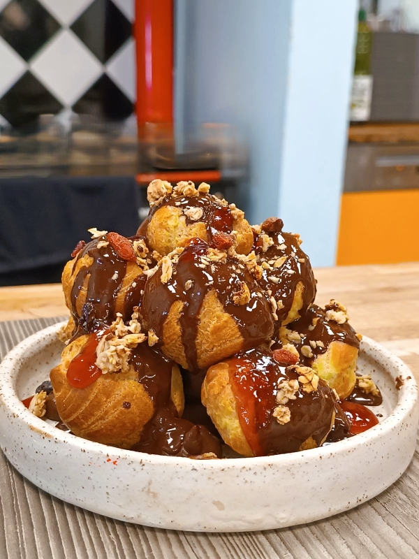 Triple Chocolate Προφιτερόλ