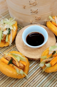 Bao buns ντομάτας με γλυκόξινο κοτόπουλο και λαχανικά