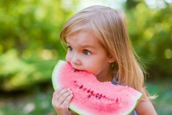 Πέντε φρούτα και λαχανικά που δίνουν ενέργεια στα παιδιά το καλοκαίρι