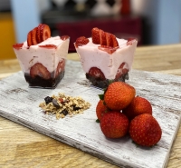Frozen Yogurt Cake με Φράουλες